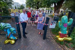 Start für Bewegung, Spiel und Spaß in der Innenstadt: Oberbürgermeister Jürgen Krogmann und Sportausschuss-Vorsitzende Petra Averbeck eröffneten am 15. August die neue Freizeitfläche an der 91er-Straße. Foto: Sascha Stüber