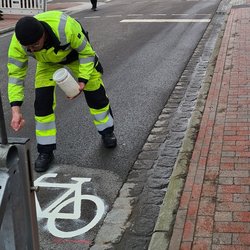 Ein Mann vor einem Piktogramm eines Fahrrads. Foto: Stadt Oldenburg