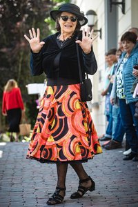 Teilnehmerin des Nähkurses bei der Modenschau. Foto: Gerlinde Domininghaus