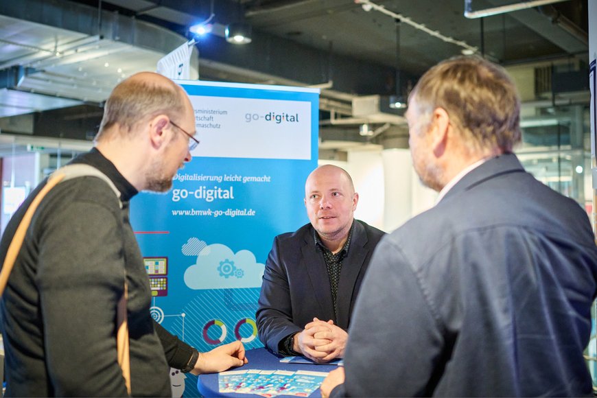 Gespräch am Stand von GoDigital. Foto: Foto und Bilderwerk