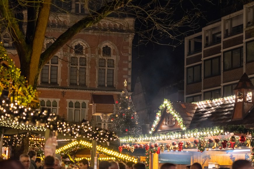 Blick in Richtung Weihnachtsbaum am Alten Rathaus beim Lamberti-Markt 2025. Foto: Sascha Stüber
