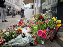Der Tod des 21-jährigen Lorenz A., der in der Nacht zu Ostersonntag von einem Polizisten im Einsatz in der Innenstadt erschossen worden war, machte viele Menschen fassungslos. Der Ort des Geschehens in der Achternstraße war lange mit Blumen und Kerzen gesäumt. Foto: Stadt Oldenburg