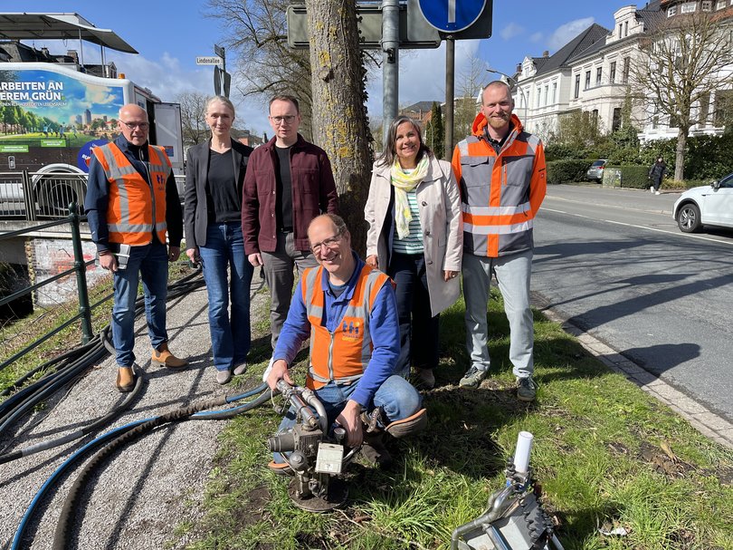 Tanja Piening, Jorit May, Stadtbaurätin Christine-Petra Schacht (von links, ohne Warnwesten) und Maximilian Fecht mit Mitarbeitern der Firma TFI bei einem Ortstermin zur Wurzelbelüftung an der Ofener Straße. Foto: Stadt Oldenburg