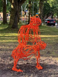 Insa Winkler, Avatar VI, Plastik, Baustahl, 2026. Foto: Insa Winkler