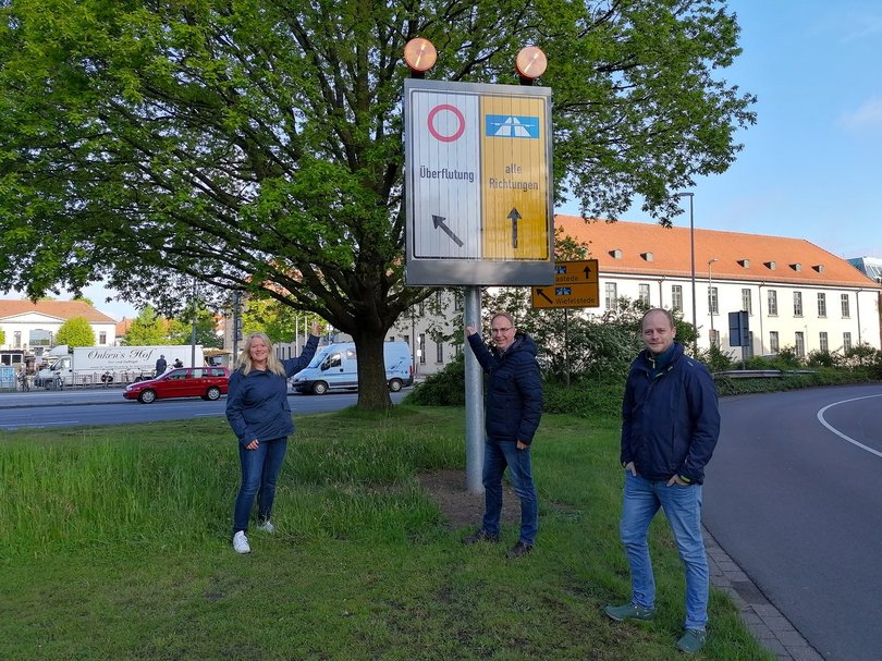 Das Zeichen steht auf „Überflutung“: Annette Meyers, Jens de Boer und Yannick Tiemann (von links nach rechts) präsentieren den neuen Prismenwender am Pferdemarkt. Foto: Julia Oberdörffer/OOWV