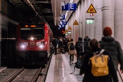 Zug am Bahnsteig und Menschen steigen in den Zug ein. Foto: wal_172619/Pixabay