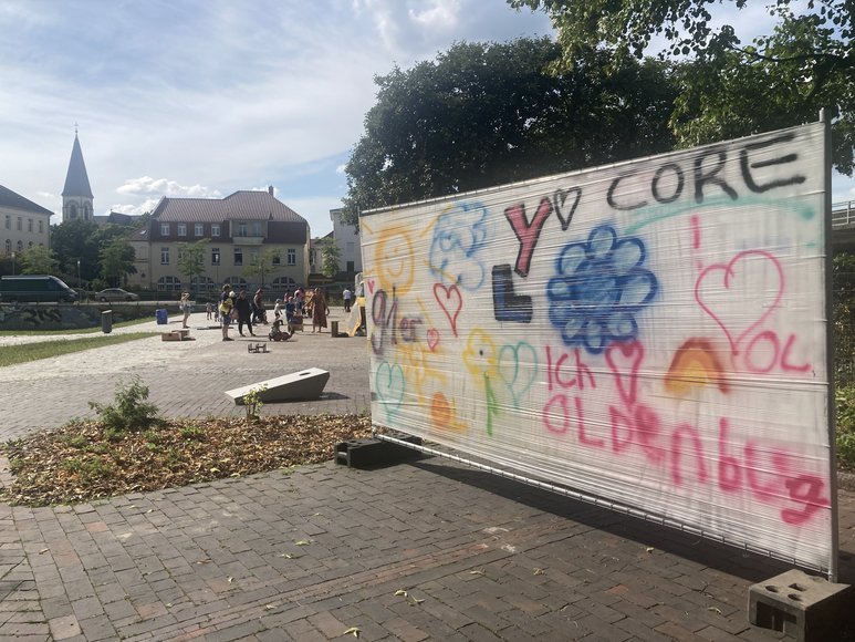 Ein buntes Plakat steht bei der Parkeröffnung am Eingang. Foto: Stadt Oldenburg