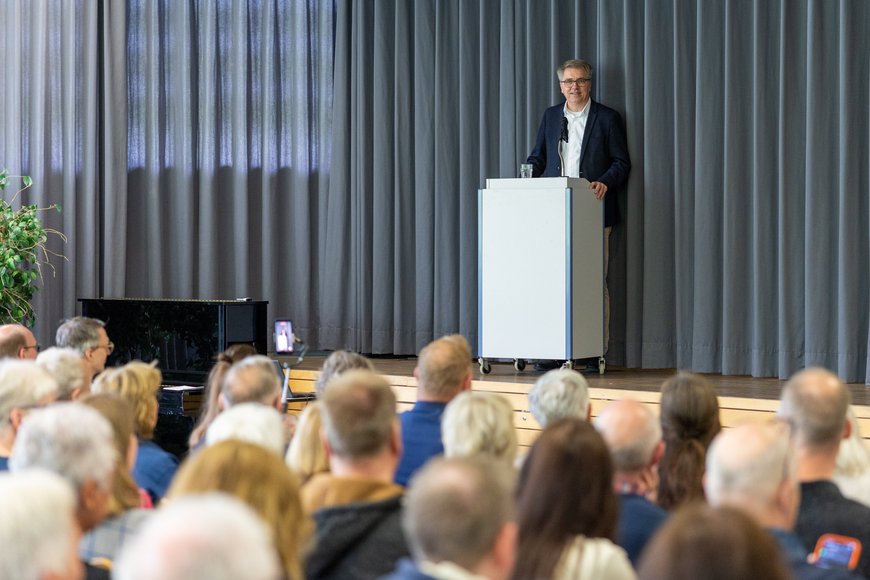 Oberbürgermeister Jürgen Krogmann hält eine Rede. Foto: Sascha Stüber