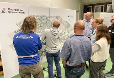 Ideen werden an einer Informationstafel vorgestellt und gesammelt
