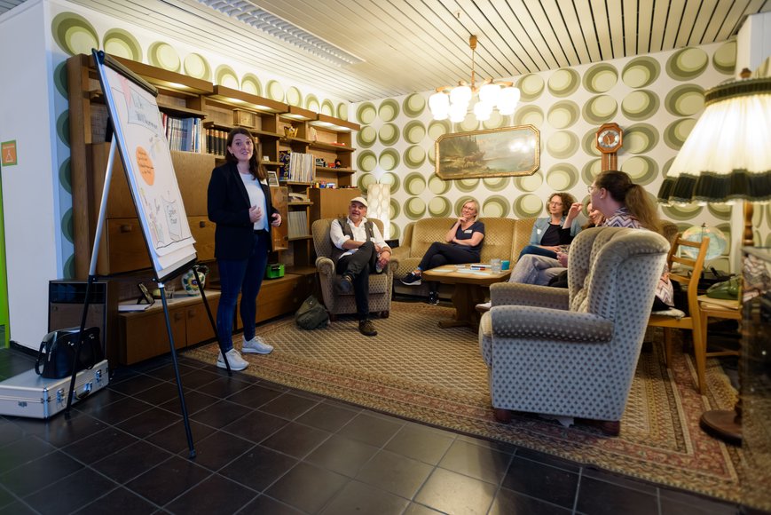 Beim Austausch im anschließenden Themen-Café tauschten sich die Teilnehmenden in kleineren Gruppen direkt mit Expertinnen und Experten zu spezifischen Fragestellungen aus. Foto: Thorsten Helmerichs