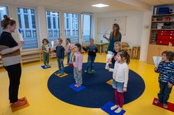 Kulturelle Entdeckungsreise: Mit Gesang und Fächern lernen die Kinder Japan kennen. Foto: Sascha Stüber