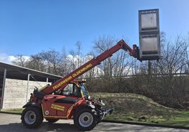 Mit Palettengabel erreicht der neue Teleskoplader der Feuerwehr Oldenburg bis zu 10 Meter Höhe und bewegt Lasten bis 3,5 Tonnen. Foto: Stadt Oldenburg