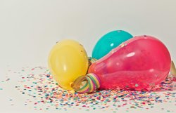 Bunte Luftballons und Konfetti. Foto: nietjuhart/Pexels