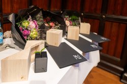 Die eigens gestaltete Trophäe für den Klima-Innovations-Preis „klip 26“ des Oldenburger Designers Ole Marten: Eine wachsende Pflanze als Symbol für nachhaltige Unternehmensideen und die Weiterentwicklung der ausgezeichneten Unternehmen. Foto: Sascha Stüber