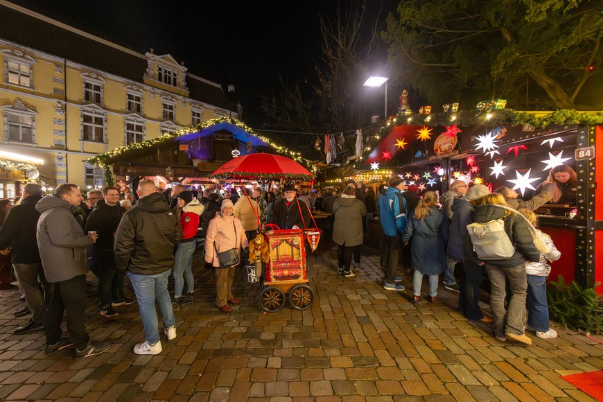Der „Leierkastenmann“ auf dem Schloßplatz beim Lamberti-Markt 2025. Foto: Sascha Stüber