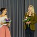 Vorschau: Zwei Frauen mit Blumen auf der Bühne. Foto: Sascha Stüber