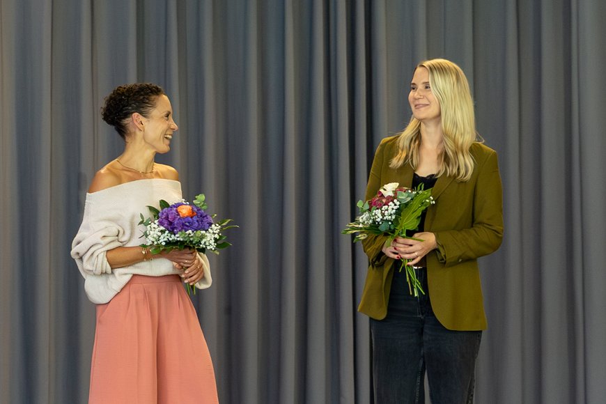 Zwei Frauen mit Blumen auf der Bühne. Foto: Sascha Stüber