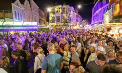 Stadtfest-Treiben auf der Langen Straße mit Blick auf das Leffers-Eck. Foto: E&M Marketing