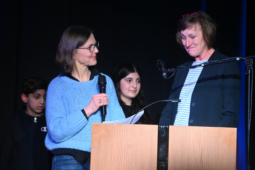 Ines Ruseler und Birgit Voß vom Evang. Zentrum für Bildung in der Pflege beim Lesen ihres Textes. Foto: Torsten von Reeken. 