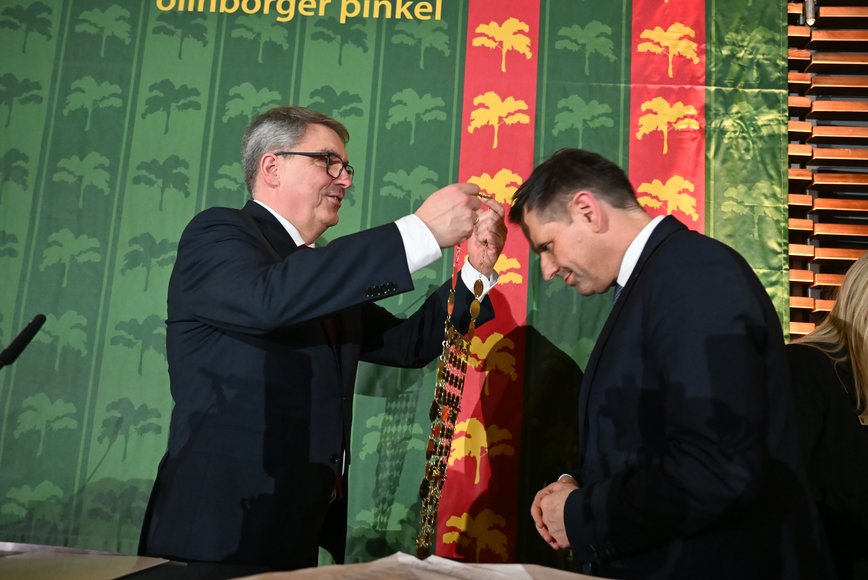Ministerpräsident Olaf Lies bekommt von Oberbürgermeister Jürgen Krogmann die Grünkohlkette um den Hals gehängt. Foto: Torsten von Reeken