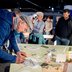 Vorschau: Ein Bürger notiert auf einen Zettel eine Antwort auf die Frage „Was sind (verborgene) Schätze? Foto: Hauke-Christian Dittrich