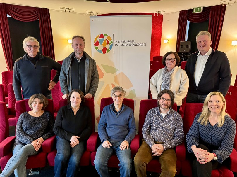 Die Jury des 15. Integrationspreises der Stadt Oldenburg hat sich beraten (vorne, von links): Manal Mourad (Integrationslotsin), Roma Schrell (Beraterin beim AWO Bezirksverband Weser Ems e.V.), Uwe Fischer (Kulturreferent Ev. Bildungshaus Rastede), Michael-Gerjet Stahl (Jüdische Gemeinde zu Oldenburg) und Aliz Müller (Integrationsbeauftragte der Stadt Oldenburg). Hintere Reihe von links: Wilhelm Schwanken (Spielefeuerwehr), Georg Heckel (Generalintendant Oldenburgisches Staatstheater), Dagmar Sachse (Sozialdezernentin), Oliver Pundt (Schulleiter Berufsbildende Schulen Wechloy). Foto: Stadt Oldenburg