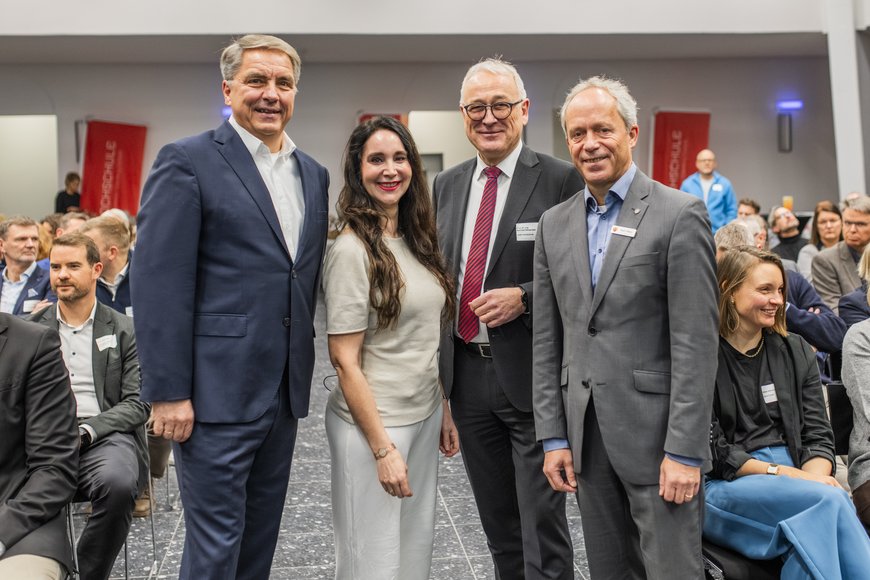 Oberbürgermeister Jürgen Krogmann, Referentin Prof. Dr. Anabel Ternès von Hattburg, Prof. Dr.-Ing. Manfred Weisensee (Präsident der Jade Hochschule) und Ralph Wilken (Amtsleiter der Wirtschaftsförderung). Foto: Imke Folkerts