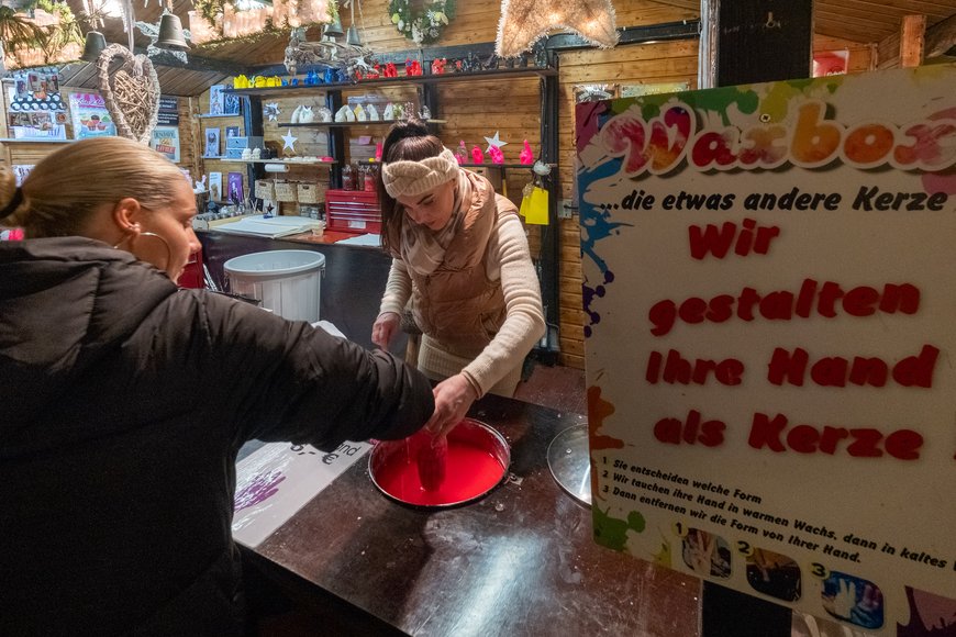 „Wachskunst – wir gestalten deine Hand als Kerze“ auf dem Lamberti-Markt 2025. Foto: Sascha Stüber