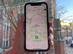 Ein Smartphone zeigt eine Karte in der App „KATWARN“. Foto: Stadt Oldenburg