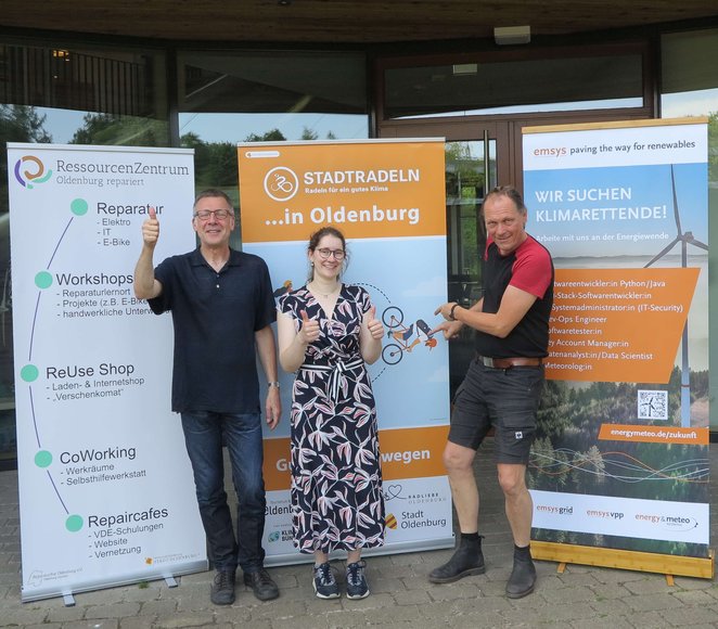 (von rechts): Dr. Ulrich Focken, Geschäftsführer der energy & meteo systems GmbH, Monja Veelders, Assistentin des Vorstands, und Prof. Dr. Niko Paech, Vorstand ReparaturRat Oldenburg e.V., freuen sich auf viele Kilometer für das Erreichen des achten Etappenziels. Foto: Stadt Oldenburg