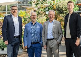 Oberbürgermeister Jürgen Krogmann, Rainer Ostmann (Inhaber und Geschäftsführer Gartencenter Ostmann), Ralph Wilken (Leiter der Wirtschaftsförderung) sowie Keynote-Speaker und DFB-Schiedsrichter Dr. Arne Aarnink. Foto: Imke Folkerts