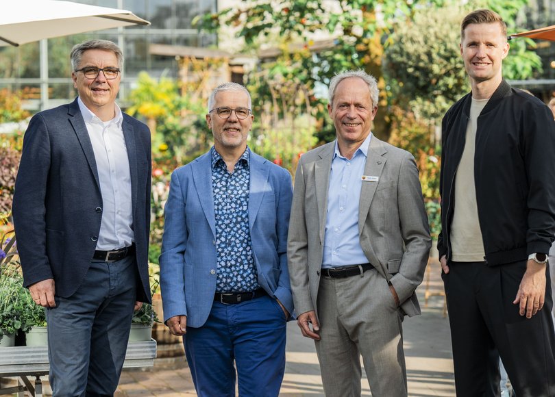 Oberbürgermeister Jürgen Krogmann, Rainer Ostmann (Inhaber und Geschäftsführer Gartencenter Ostmann), Ralph Wilken (Leiter der Wirtschaftsförderung) sowie Keynote-Speaker und DFB-Schiedsrichter Dr. Arne Aarnink. Foto: Imke Folkerts