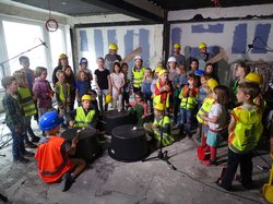 Die Blindfische mit den Kindern des Kinderchors und der Rappelkiste auf der Baustelle. Foto: Stadt Oldenburg