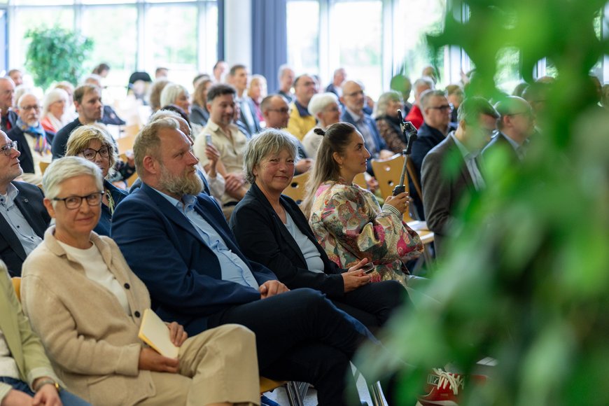 Gäste zur Eröffnung. Foto: Sascha Stüber