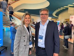 Erste Stadträtin Dr. Julia Figura und Oberbürgermeister Jürgen Krogmann beim Zukunftskongress in Berlin. Foto: Stadt Oldenburg