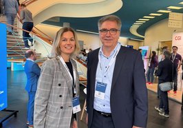 Erste Stadträtin Dr. Julia Figura und Oberbürgermeister Jürgen Krogmann beim Zukunftskongress in Berlin. Foto: Stadt Oldenburg