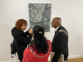 Kingstons Bürgermeister Yogan Yoganathan (1. von rechts) auf der Vernissage. Foto: Lioba Müller