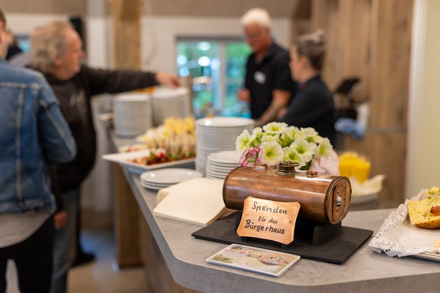 Buffet und Spendendose. Foto: Sascha Stüber