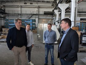 v.l.n.r.: Oberbürgermeister Jürgen Krogmann; Thomas Möhnke, Fachgebietsleiter Landkreis Vorpommern-Rügen; Wadim Schneider, Geschäftsführer SCC-Umwelttechnik GmbH; Andrè Flemming, Geschäftsführer Steamergy Stralsund GmbH. Foto: Landkreis Vorpommern-Rügen