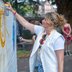 Vorschau: Eine Frau mit Farbe an einer Leinwand. Foto: Sascha Stüber