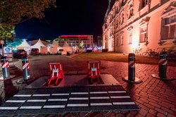 Safety first: Mit neuen mobilen Fahrzeugsperren sichert die Stadt seit dem Sommer Großveranstaltungen. Das Bild zeigt eine Schlossplatz-Einfahrt beim Event „Kochen am Schloss“. Foto: Sascha Stüber
