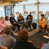 Vorschau: Menschen sitzen in einem Pavillon im Kreis. Foto: Florian Skupin 