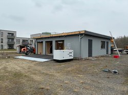 Modular, energetisch autark und aus nachhaltigen Baustoffen errichtet ist der neue Mini-Hub auf dem Fliegerhorst: Er bildet die Basis für nachhaltige Logistiklösungen, die die CITIPOST hier erproben wird. Foto: Stadt Oldenburg