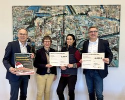 Oberbürgermeister Krogmann (rechts) übergab die Hälfte der Erlöse des Stadionsingens im Beisein von Christian Köhler (links) an Ulrike Nehls (2. von links) und Inés Weiß (2. von rechts). Foto: Stadt Oldenburg