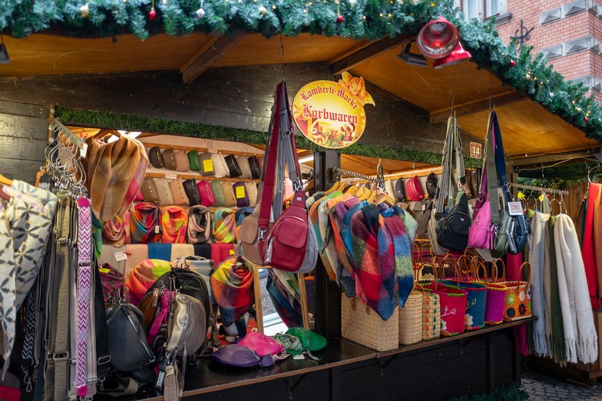 Korbwaren und Schals auf dem Lamberti-Markt 2025. Foto: Sascha Stüber