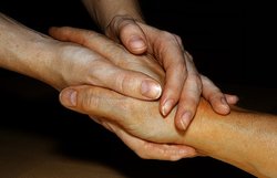 Hand hält andere Hand. Foto: Albrecht E. Arnold/Pixelio.de