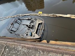 Der ausgebrannte und gesunkene Katamaran wird wieder an die Wasseroberfläche gezogen. Foto: Sascha Stüber