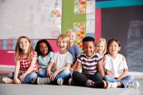 Kinder sitzen auf dem Boden. Foto: Monkey Business/Adobe Stock