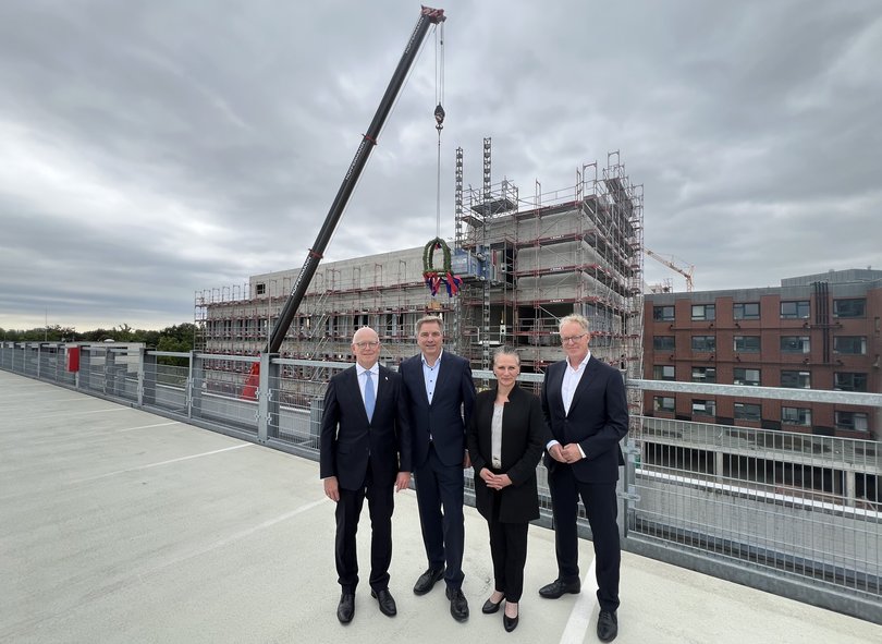 Große Freude beim Richtfest des Klinikum-Neubaus herrschte bei Rainer Schoppik (Kaufmännischer Vorstand des Klinikums), Oberbürgermeister Jürgen Krogmann, Prof. Dr. Andrea Morgner-Miehlke (Medizinische Vorständin des Klinikums) und Edzard Schultz (Heinle, Wischer und Partner). Foto: Stadt Oldenburg