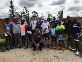 Athletinnen und Athleten des 1. TCO Die Bären und des Buffalo City Triathlon Club 2019 in East London. Foto: 1. TCO Die Bären